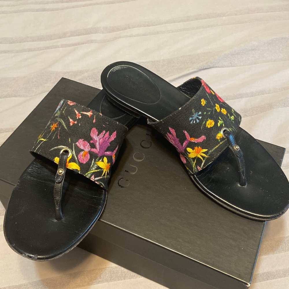 Gucci, size 7 1/2, floral sandle